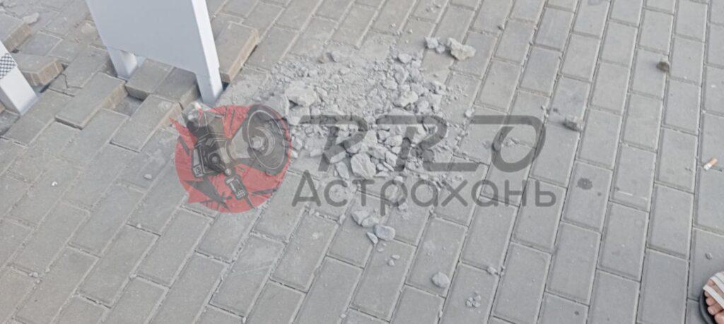 В Астрахани изуродовали первую новую остановку — фото 4