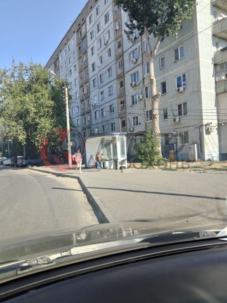 В Астрахани изуродовали первую новую остановку — фото 5