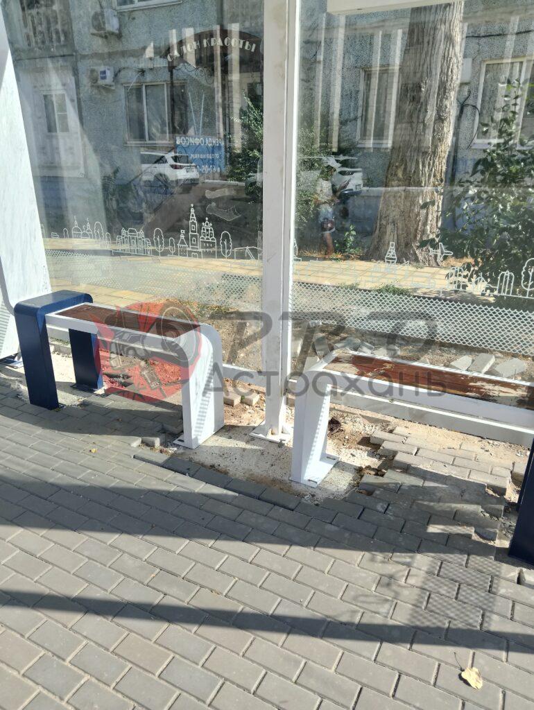 В Астрахани изуродовали первую новую остановку — фото 7