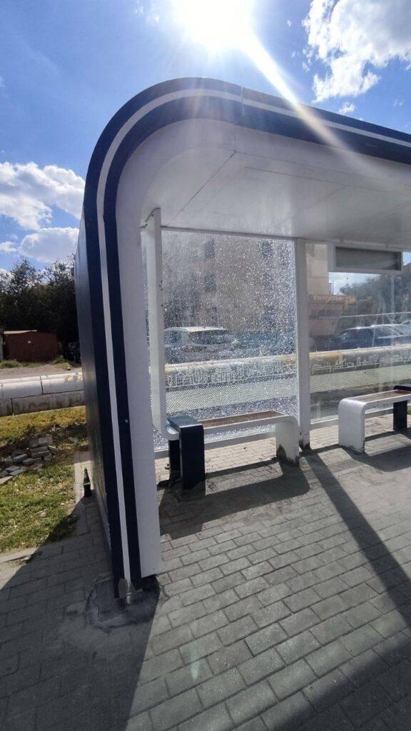 В Астрахани изуродовали первую новую остановку — фото 1