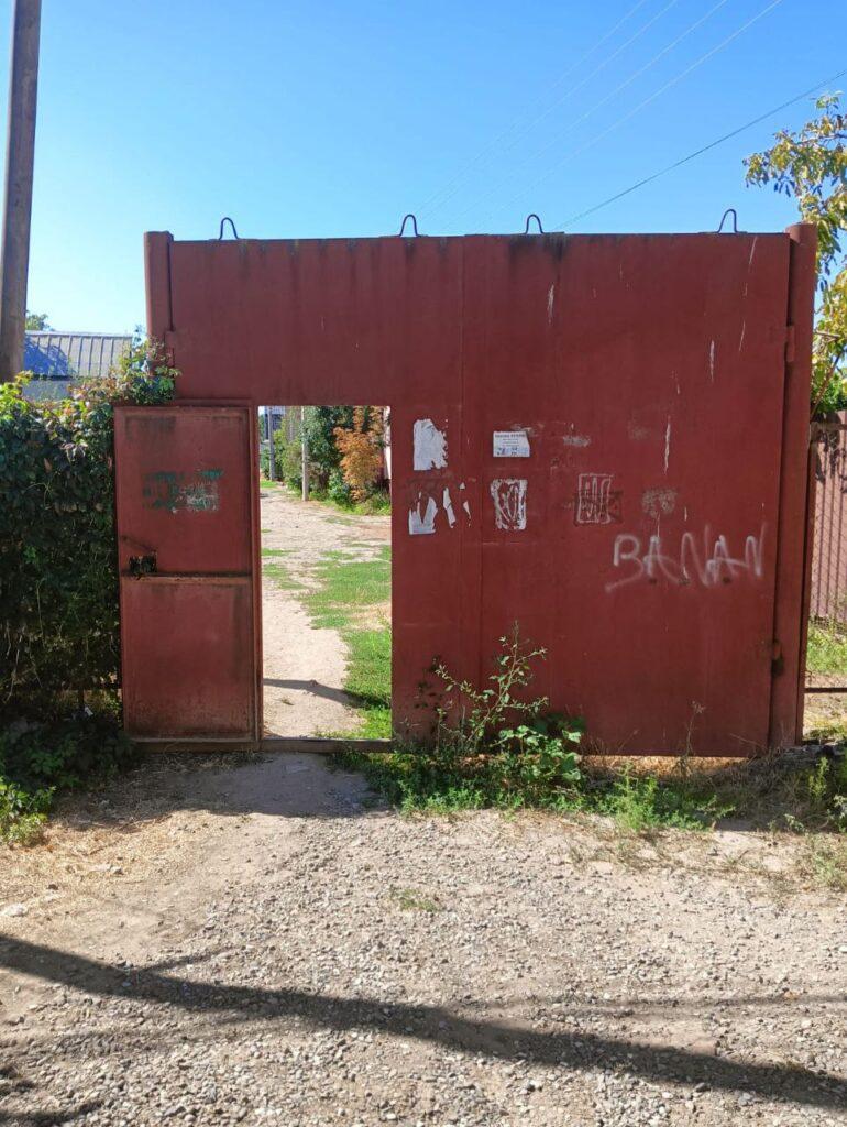 Астраханцы не могут подъехать к собственным домам из-за незаконных шлагбаумов — фото 2