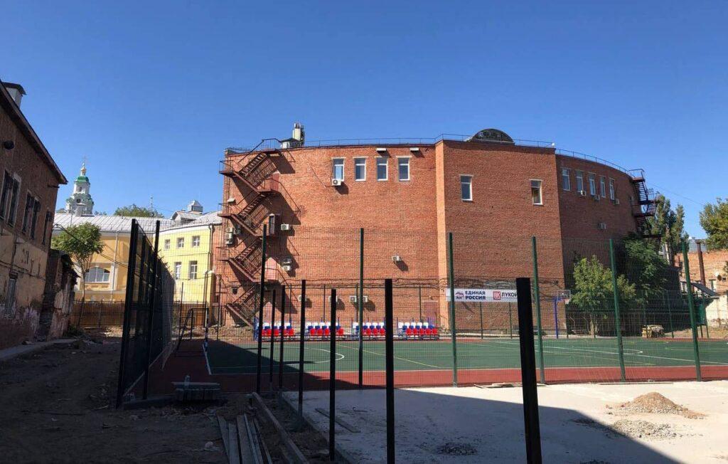 В центре Астрахани завершают возведение спортивной площадки
