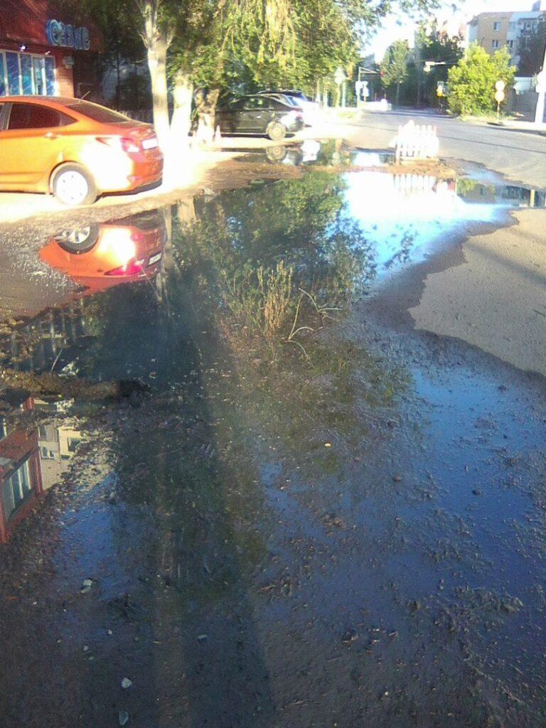 В Астрахани отремонтированную улицу Калинина снова затопило фекальными водами — фото 2