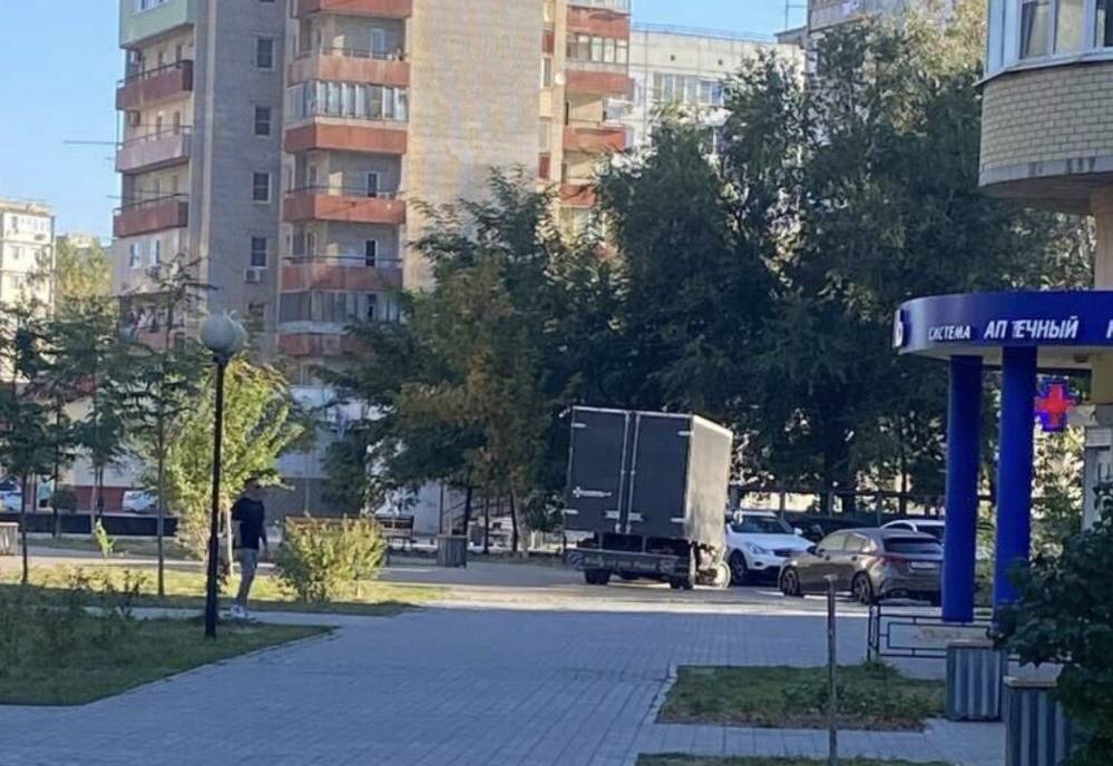 Водители все чаще ездят не по астраханским дорогам, а по тротуарам — фото 2