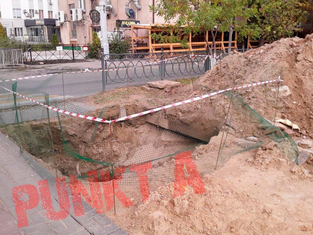 На улице Савушкина в Астрахани вновь появилась опасная брешь — фото 1