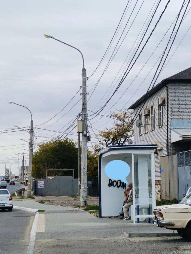 В Астрахани вандалы разрисовывают новые остановки из баллончиков — фото 2