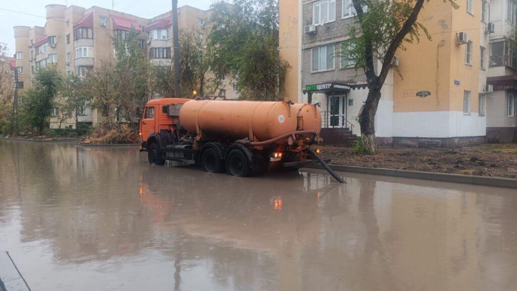 Астраханские коммунальщики устраняют последствия непогоды — фото 2