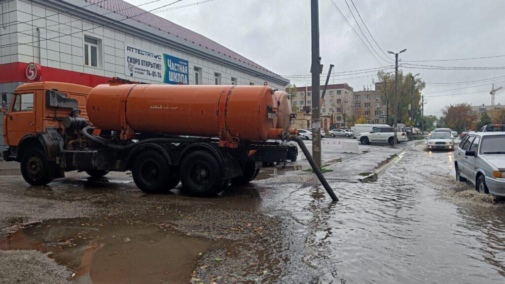 Астраханские коммунальщики устраняют последствия непогоды — фото 3