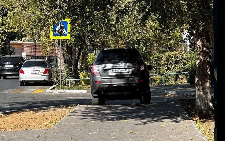 Водители все чаще ездят не по астраханским дорогам, а по тротуарам — фото 3
