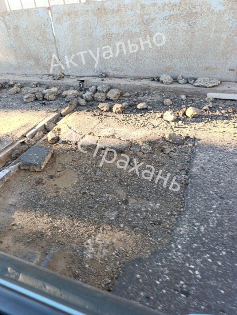 Астраханцы вынуждены часами стоять в пробках из-за ям на Старом мосту — фото 7