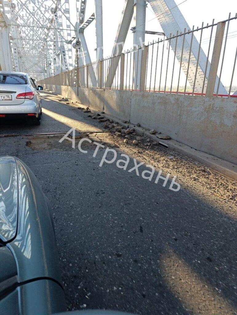 Астраханцы вынуждены часами стоять в пробках из-за ям на Старом мосту — фото 6