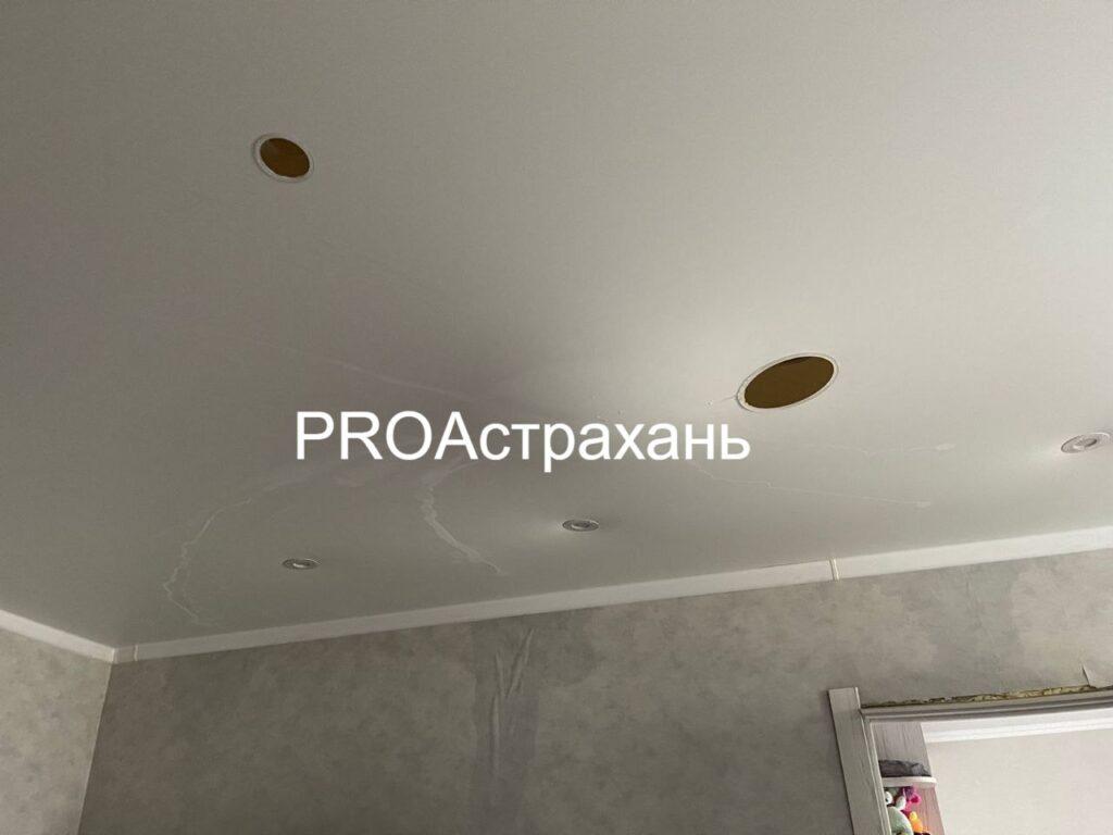 Из-за затянувшегося капремонта крыши в Астрахани затопило многоквартирный дом — фото 1
