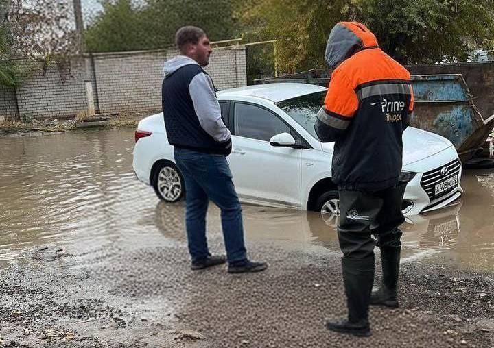 В Астрахани еще одна машина утонула в яме