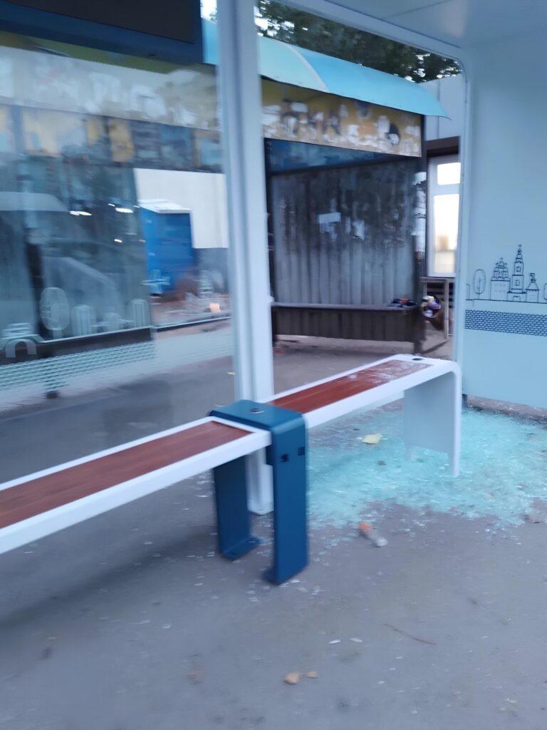 Астраханские вандалы разгромили еще одну остановку