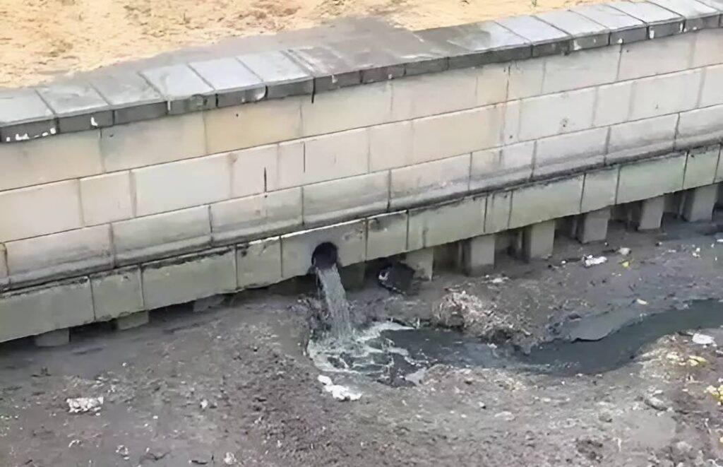 Астраханцы не понимают, почему никого не волнует загрязнение городских каналов