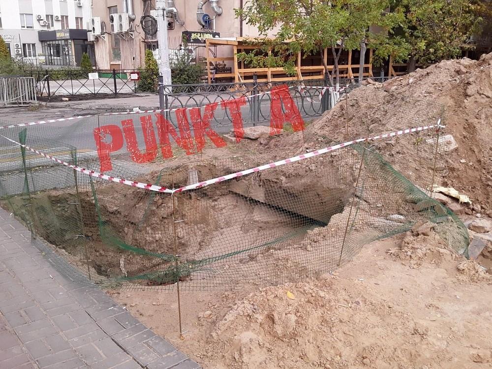 На улице Савушкина в Астрахани вновь появилась опасная брешь