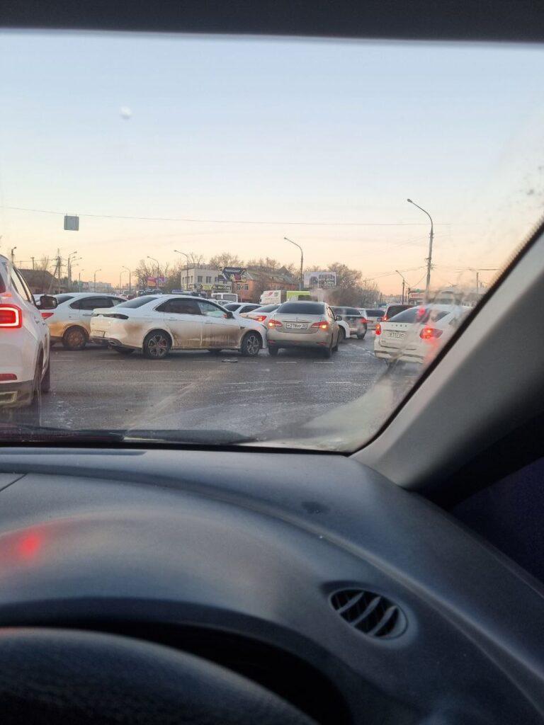 Гололёд стал причиной десятков ДТП в Астрахани — фото 1