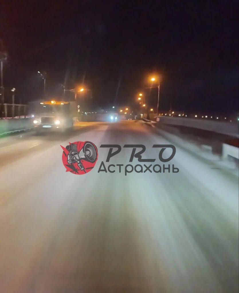 Гололёд стал причиной десятков ДТП в Астрахани — фото 3
