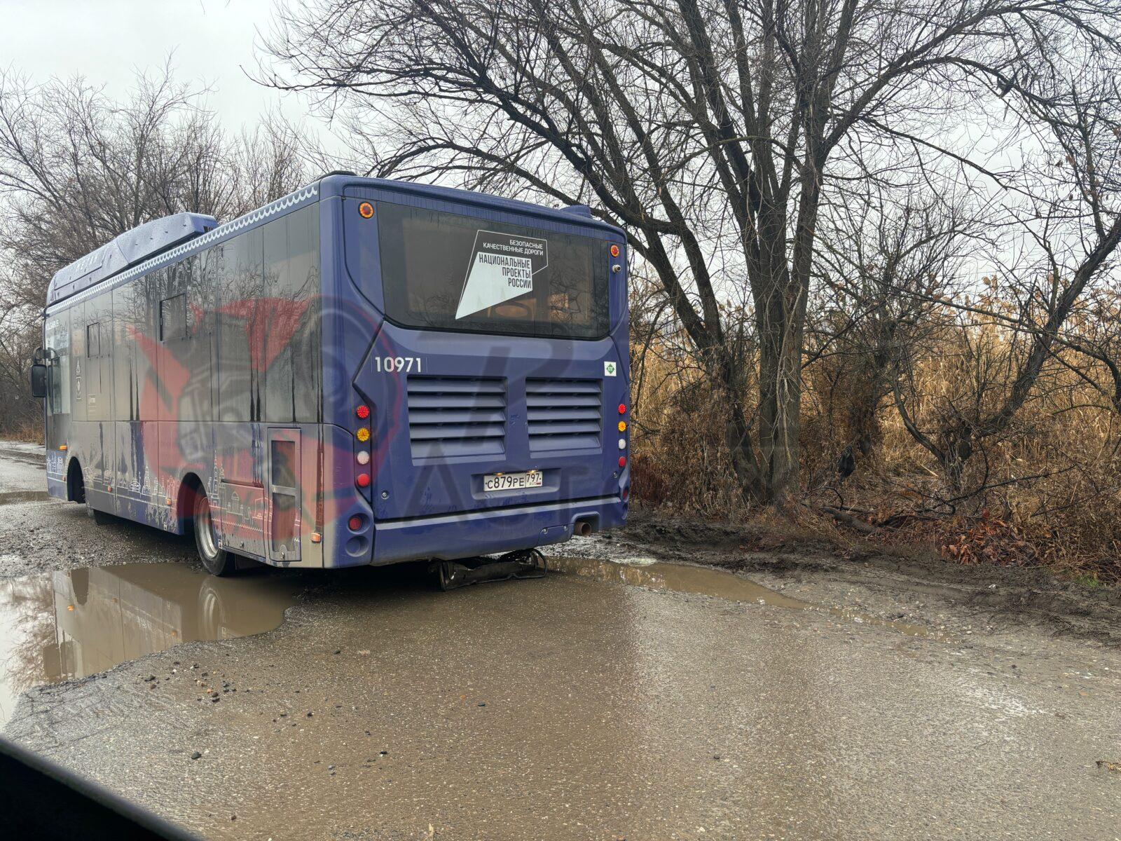 Автобус снова угодил в яму в Астрахани — фото 1