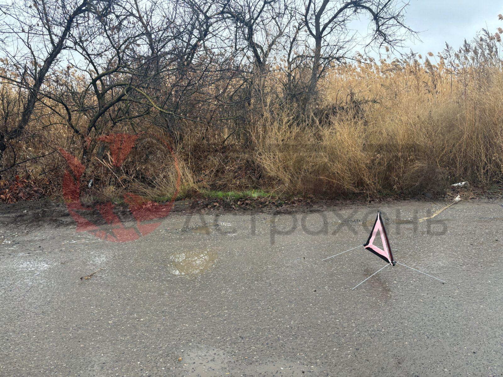 Автобус снова угодил в яму в Астрахани — фото 2