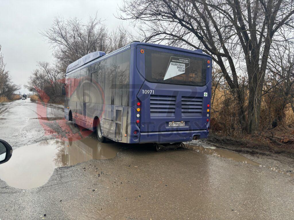 Автобус снова угодил в яму в Астрахани