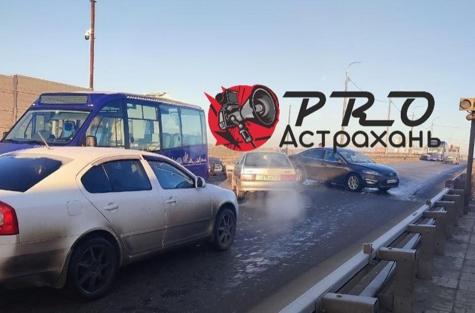 Гололёд стал причиной десятков ДТП в Астрахани