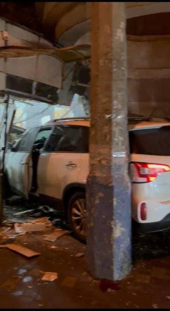 Автомобиль протаранил кафе в Астрахани — фото 1