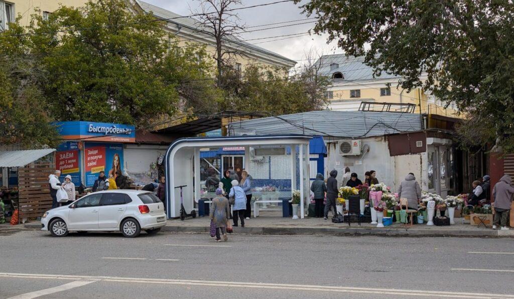 В Астрахани остановки продолжают ставить в странных местах — фото 2