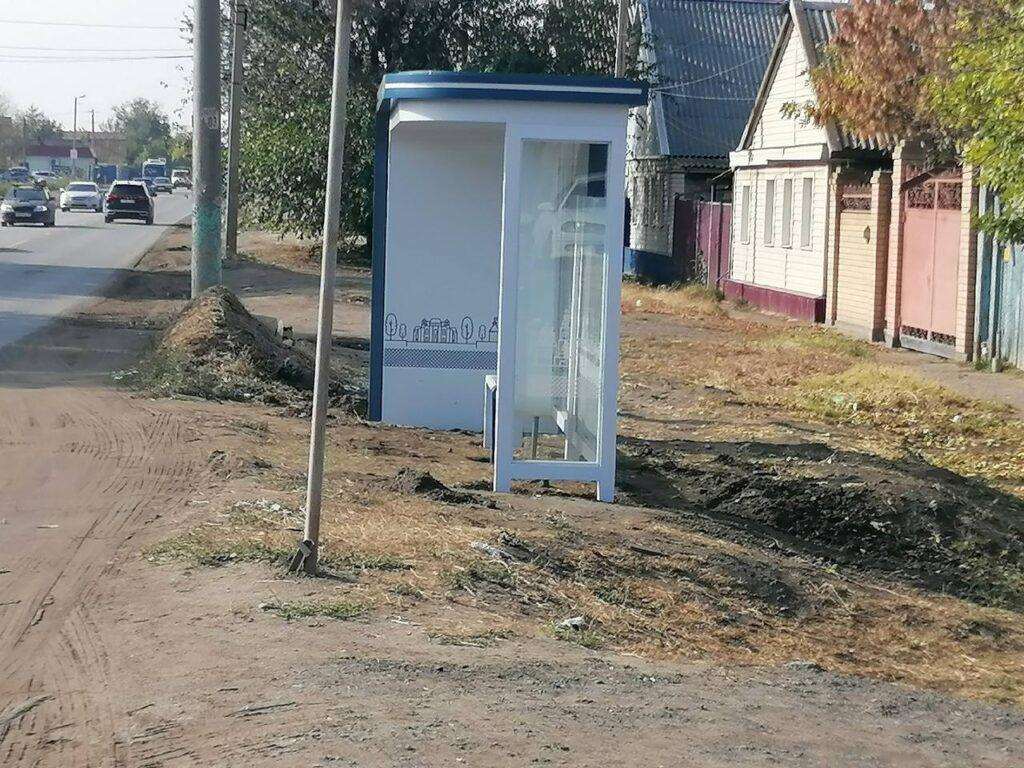 В Астрахани остановки продолжают ставить в странных местах — фото 3