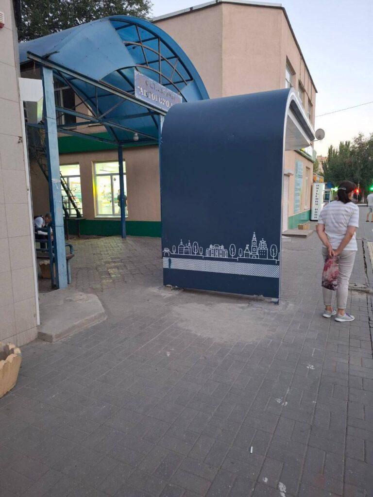 В Астрахани остановки продолжают ставить в странных местах — фото 1