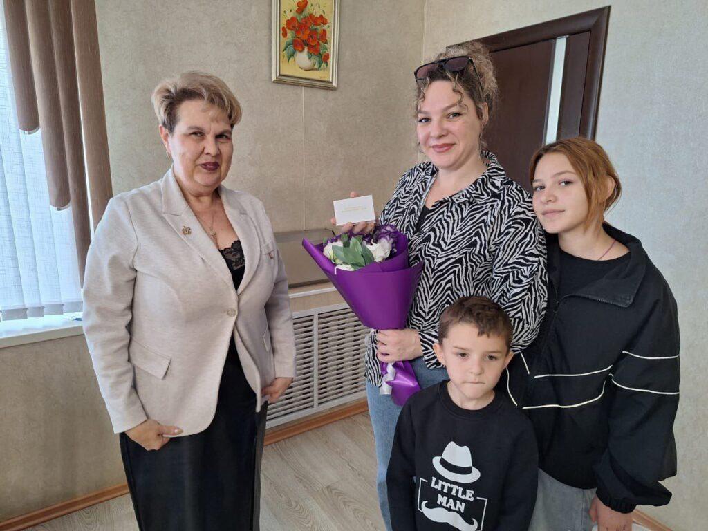 Первые астраханские многодетные семьи участников СВО получили свои удостоверения
