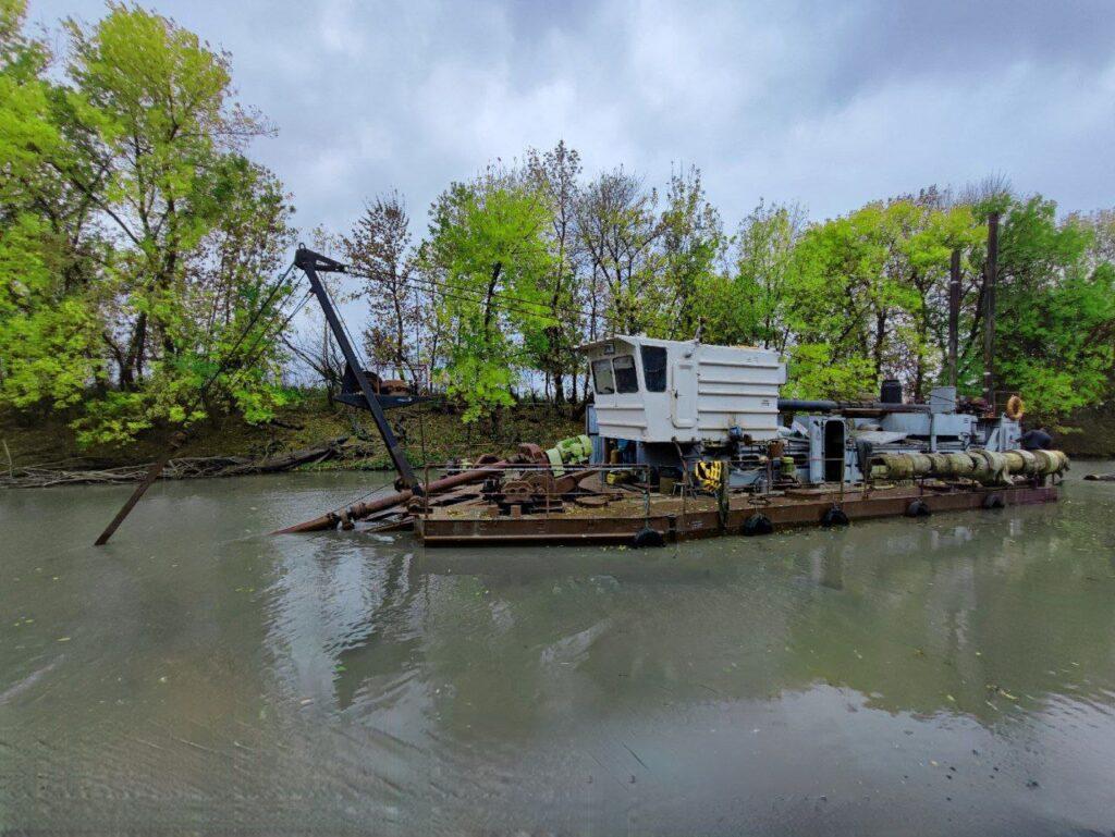В Астраханской области продолжают расчищать важные водоемы
