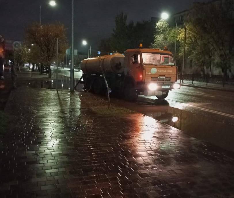 В Астрахани продолжают устранять последствия непогоды — фото 1