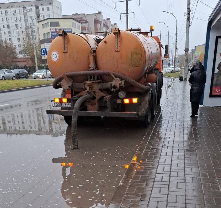 В Астрахани продолжают устранять последствия непогоды — фото 2