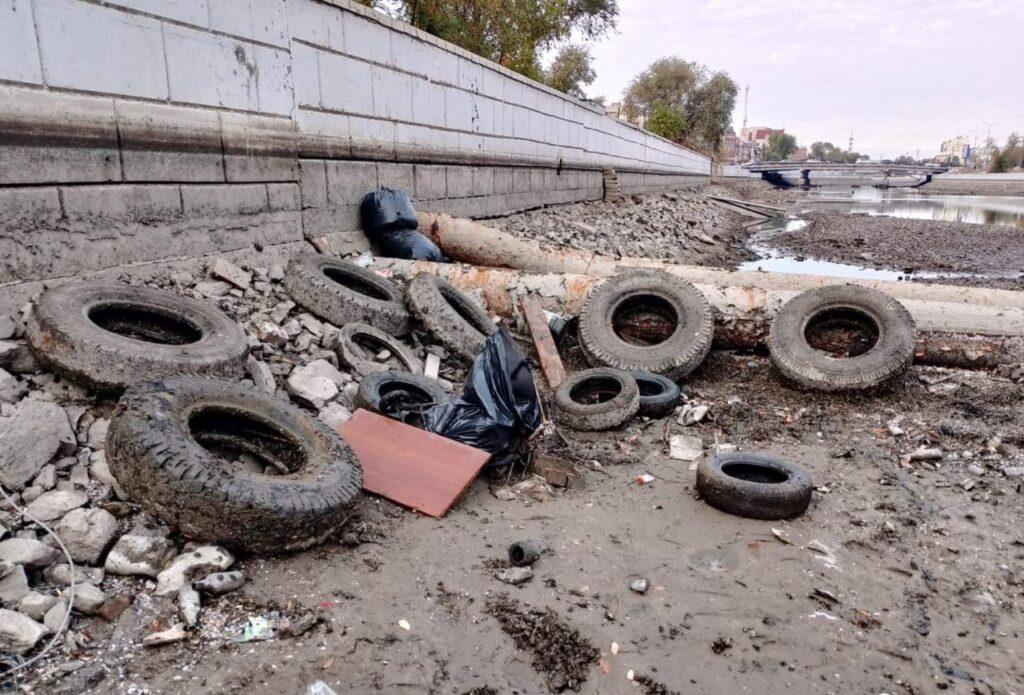 Главу Астрахани неприятно удивило количество мусора в городских каналах