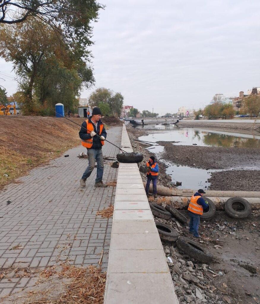 Главу Астрахани неприятно удивило количество мусора в городских каналах — фото 2