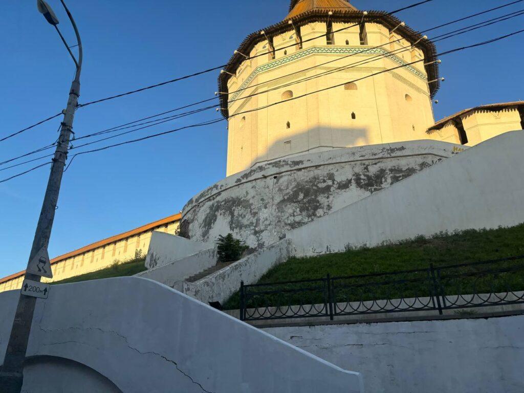 Фасад Астраханского кремля разваливается буквально на глазах — фото 1