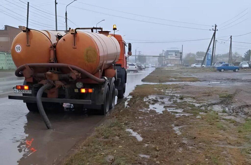 В Астрахани продолжают устранять последствия непогоды