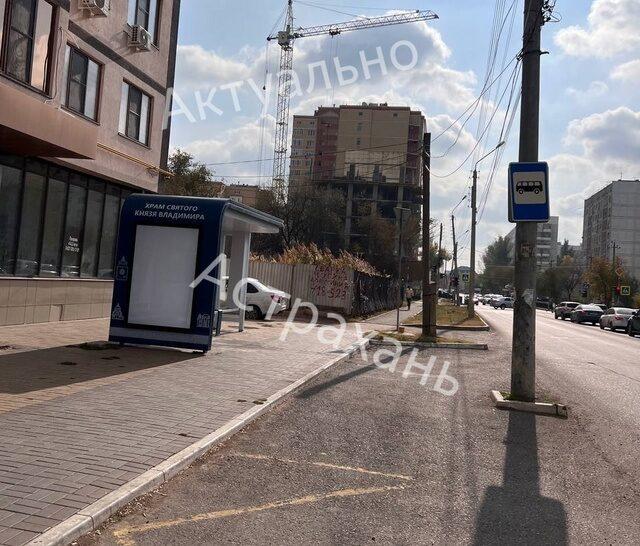 В Астрахани остановки продолжают ставить в странных местах — фото 5