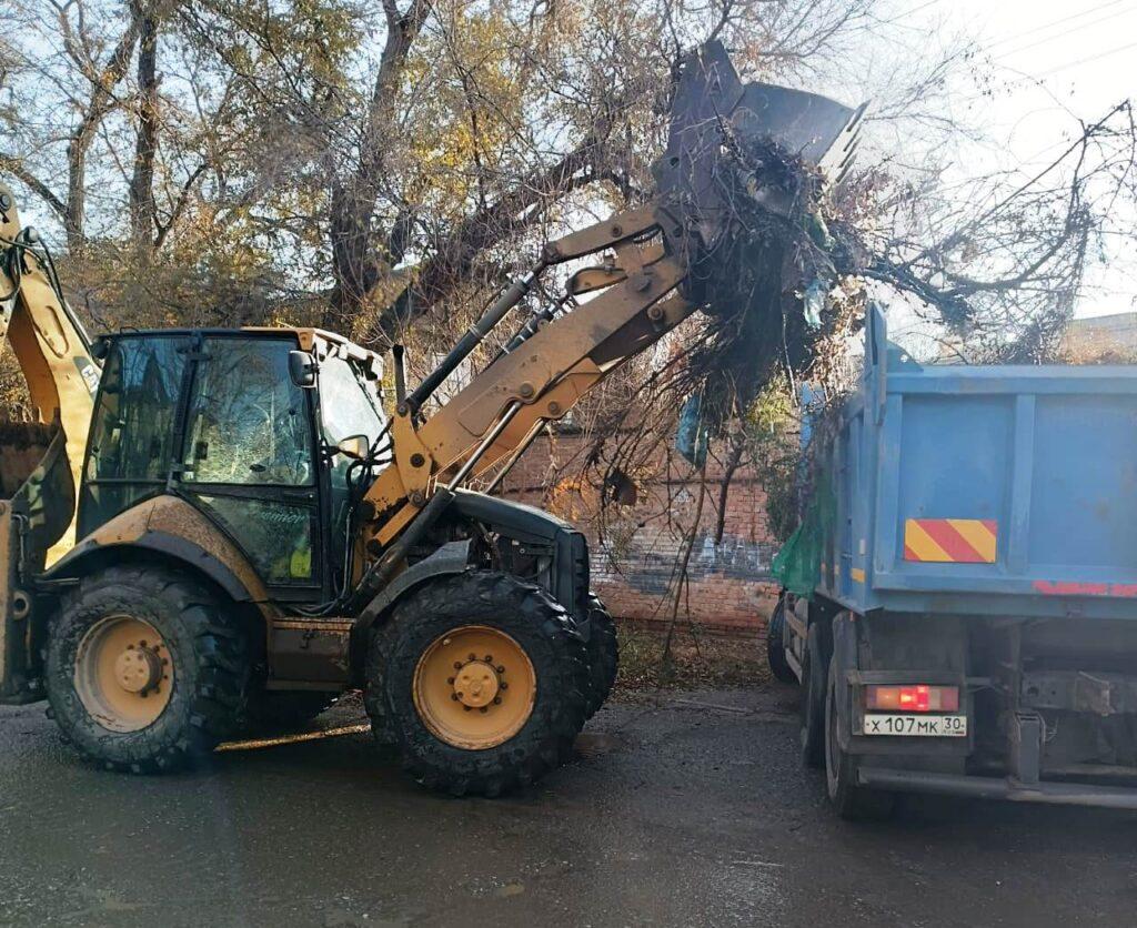 В Астрахани продолжается работа по уборке растительных отходов