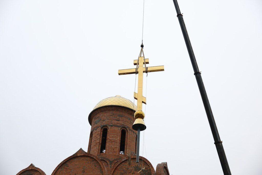 В Астрахани установлен крест на строящемся храме святого Александра Невского
