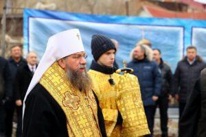 В Астрахани установлен крест на строящемся храме святого Александра Невского — фото 2