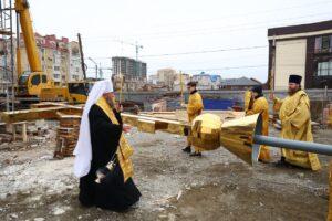 В Астрахани установлен крест на строящемся храме святого Александра Невского — фото 5