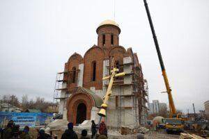 В Астрахани установлен крест на строящемся храме святого Александра Невского — фото 3