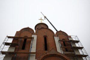 В Астрахани установлен крест на строящемся храме святого Александра Невского — фото 8