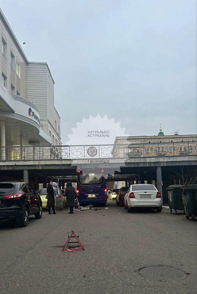 Пассажирский автобус застрял под «мостом глупости» в Астрахани