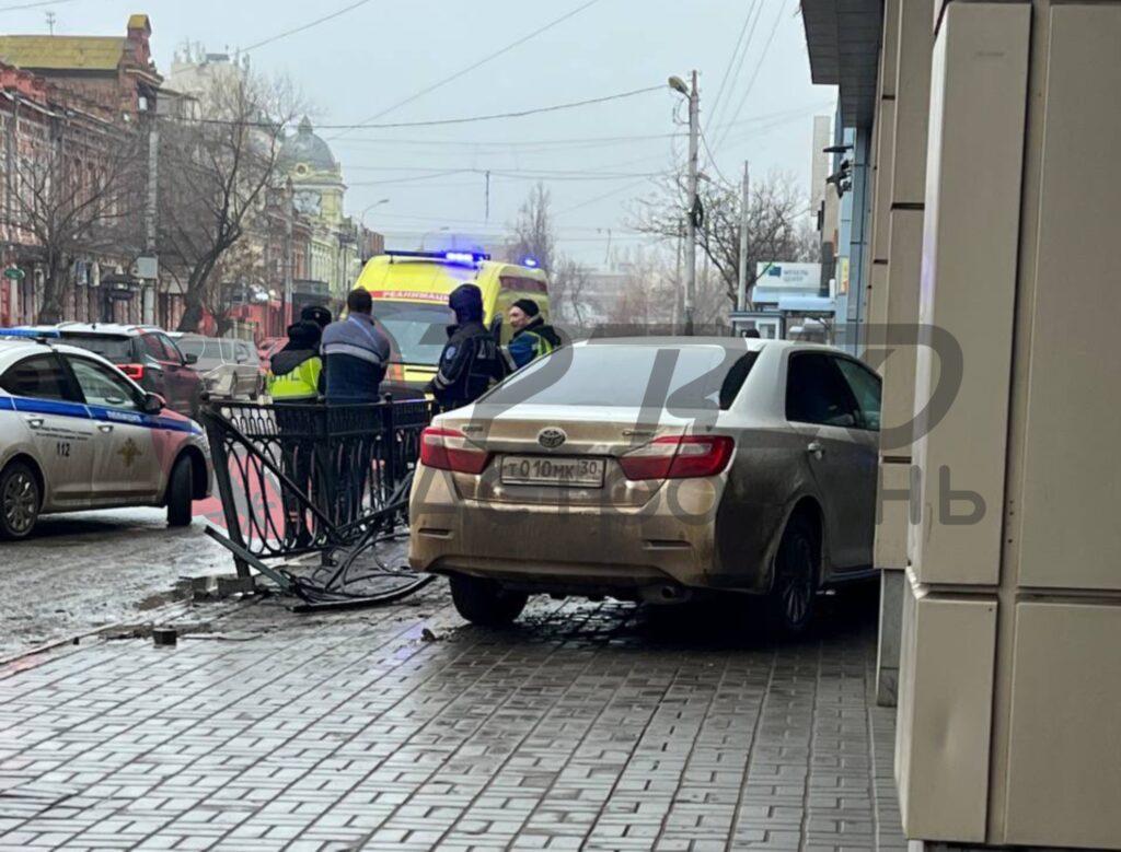 В центре Астрахани водитель не справился с управлением, пострадал пешеход