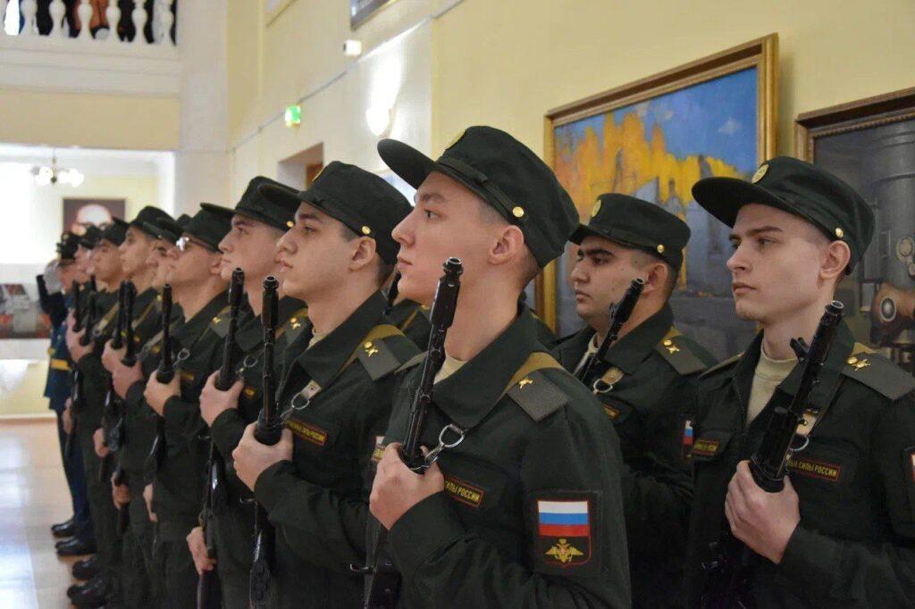 В Астраханской области новобранцы приняли военную присягу — фото 1