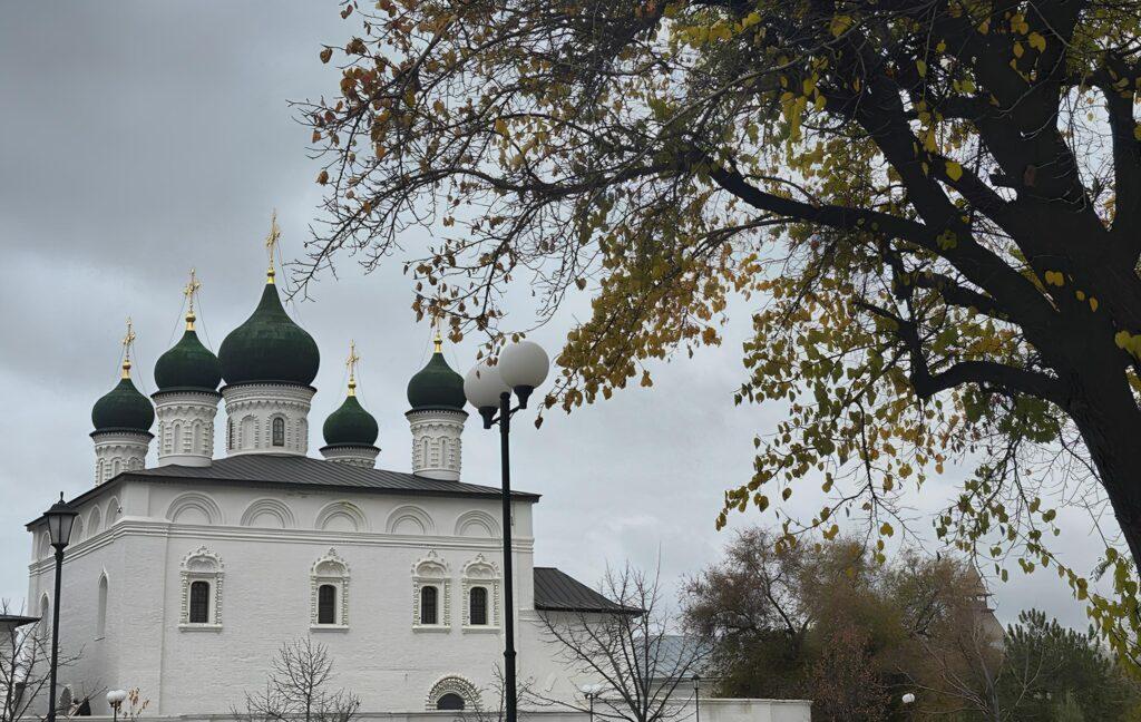 Непогода вновь принесла астраханцам множество неприятностей