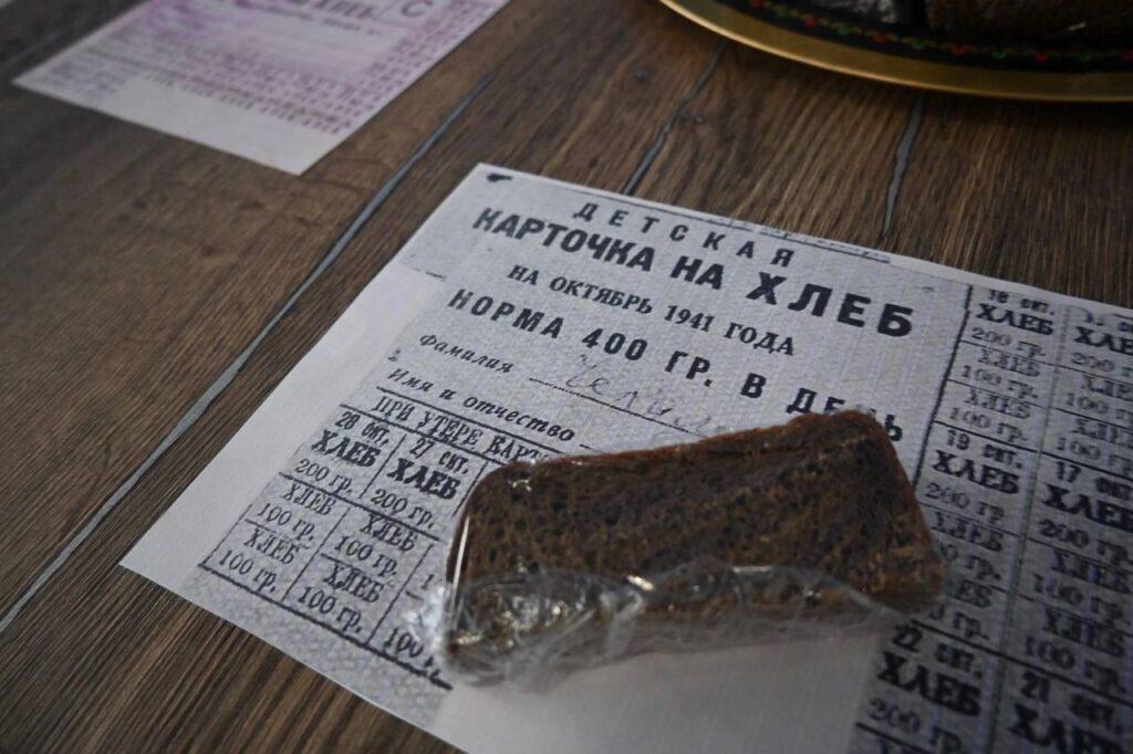 Астраханцы получили по 125 грамм блокадного хлеба — фото 1